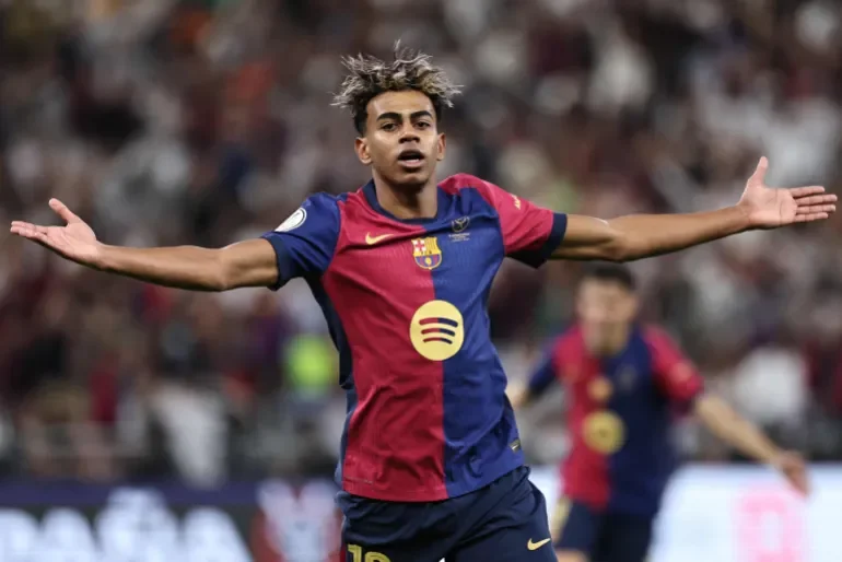 لامين جمال وقّع عقده الأخير مع برشلونة عام 2023 عندما كان قاصرا ويمتد حتى 2026 (الفرنسية)