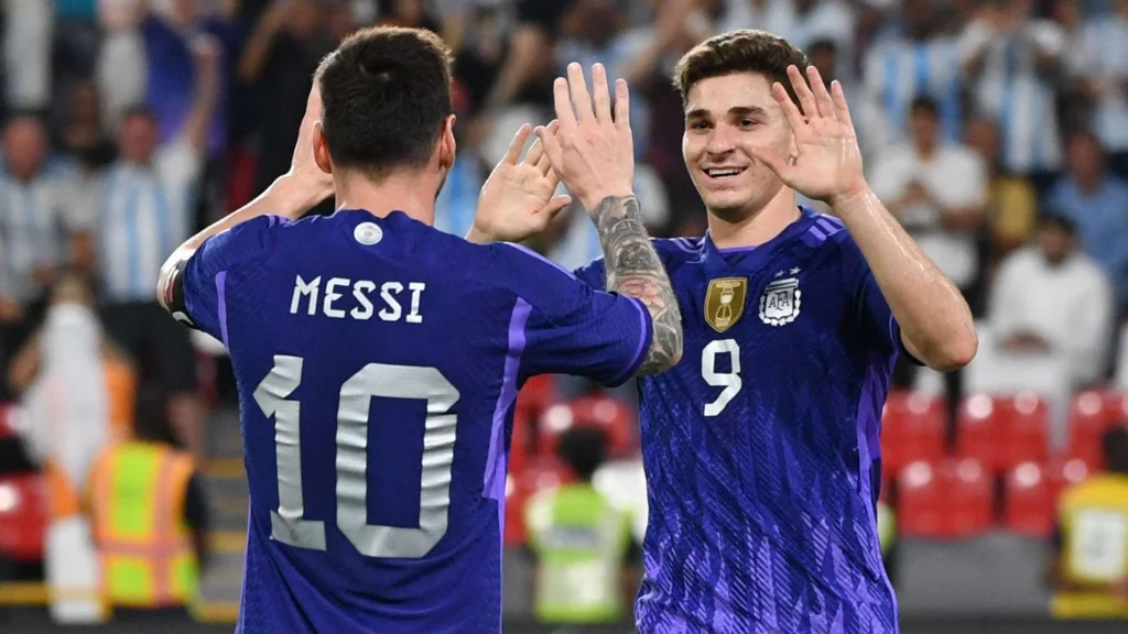 ألفاريز مع ميسي في منتخب الأرجنتين